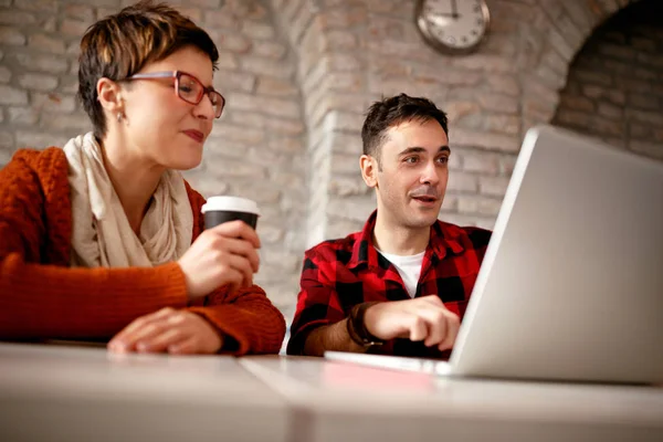 Jovem arquiteto casal trabalhando até tarde no computador — Fotografia de Stock