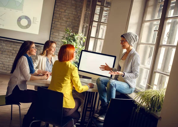 Жінки на робочому місці представляють ідеї для бізнесу — стокове фото