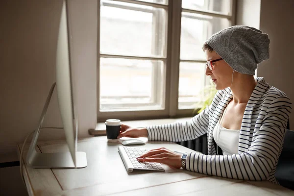 Vrouwelijke werken op computer en koffie drinken — Stockfoto