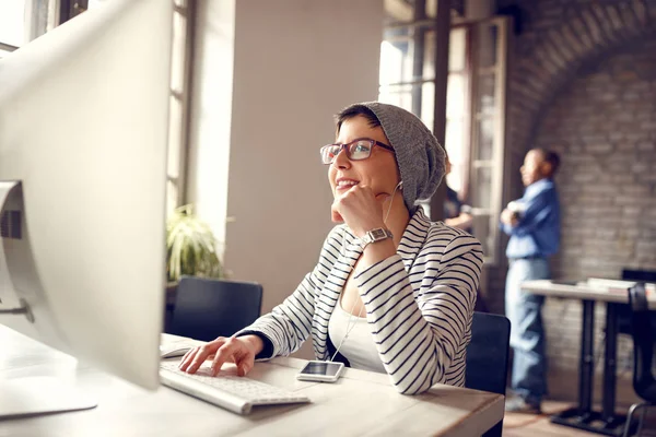 Vrouw werkt met muziek op de computer — Stockfoto