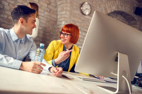 Anställda pratar om projektet på dator — Stockfoto