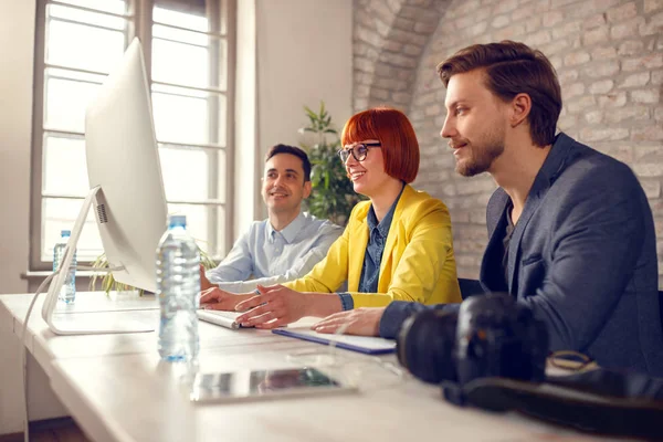 Une équipe de photographes sélectionne des photos sur ordinateur — Photo