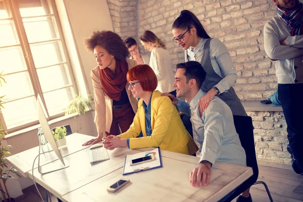 Gruppe von Arbeitern zusammen — Stockfoto