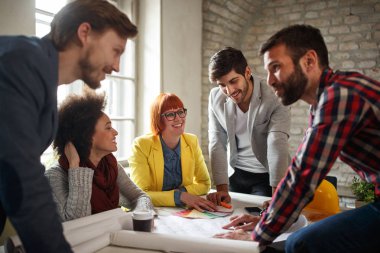 Mimarlar lider adam toplantıda takım çalışması insanlarla