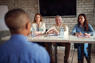iş insanlar takım iş görüşmesinde aday hakkında konuşmak