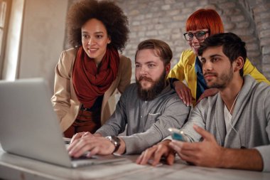 Takım çalışması-genç web tasarımcıları çalışma