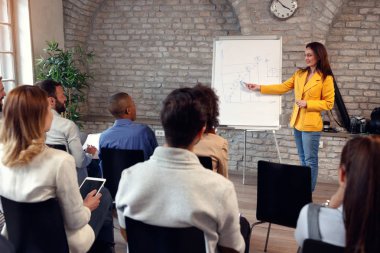 İş kadın önde gelen toplantı odası presentatioon