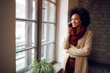Afrikalı kız cep telefonuyla konuşuyor 