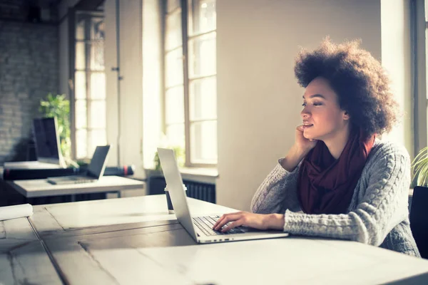 Afro-Amerikaanse vrouw die op de computer werkt — Stockfoto