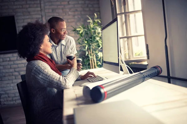 Frau mit Manager bei der Arbeit im Büro — Stockfoto