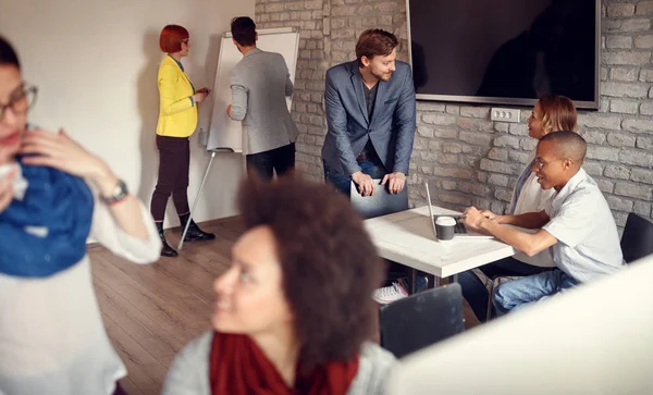 Zakelijke bijeenkomst Teamdiscussie praten en delen van ideeën — Stockfoto