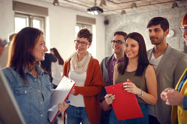 Creativi uomini d'affari che si incontrano in ufficio — Foto Stock