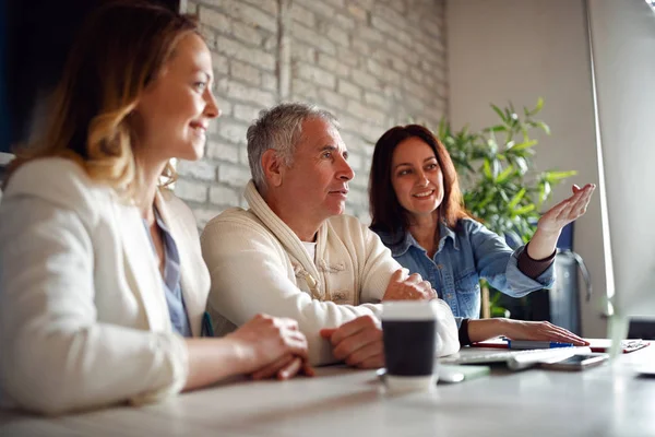 Equipe de reunião brainstorming plano de negócios - discussão colegas — Fotografia de Stock