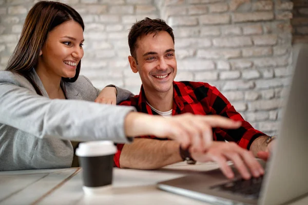 Creativo pareja diseñadores acabado proyecto de diseño — Foto de Stock