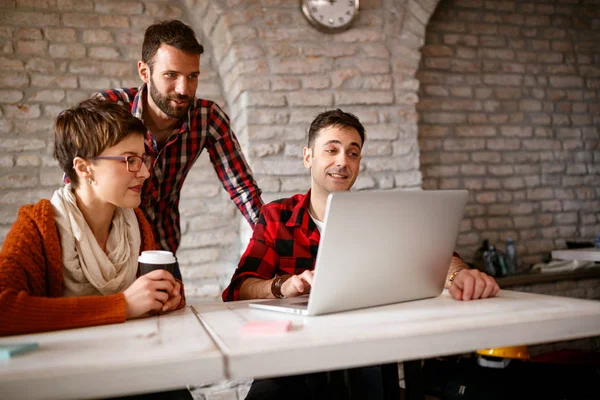 Equipo de diseñadores de negocios creativos trabajando — Foto de Stock