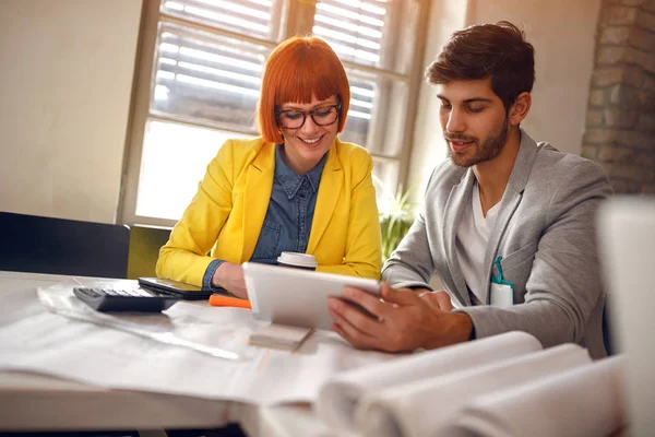 Architekt genießt die Arbeit am Projekt — Stockfoto