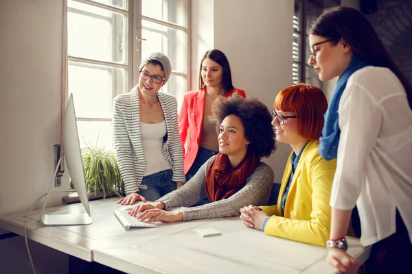 Mujeres en grupo que trabajan en la oficina —  Fotos de Stock