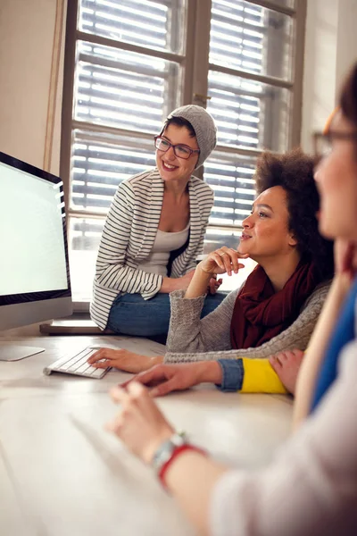 Gelukkig vrouwen werken samen in kantoor — Stockfoto