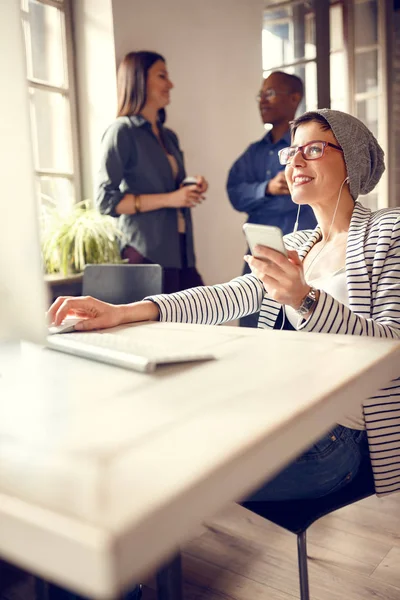 Empleada mujer en pausa en firme escuchar música — Foto de Stock