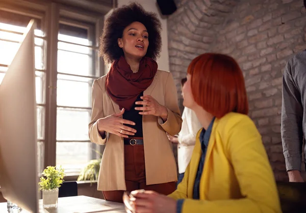 Mujeres de negocios reunidas: trabajo en equipo en el proyecto — Foto de Stock