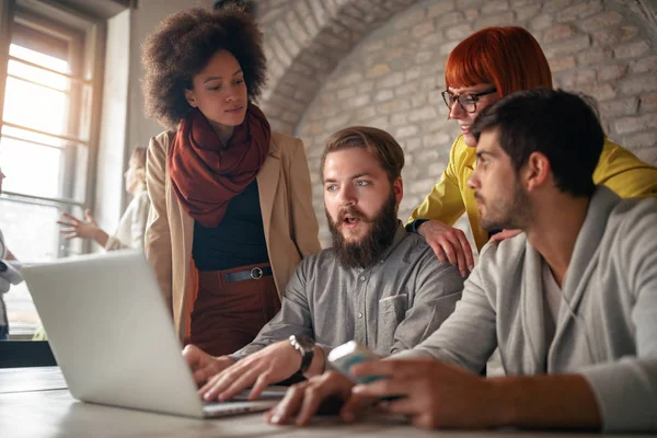 Webdesigner diskutieren gemeinsam — Stockfoto