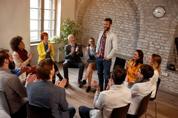 Дискуссионная бизнес-группа - коллеги аплодируют человеку в группе — стоковое фото