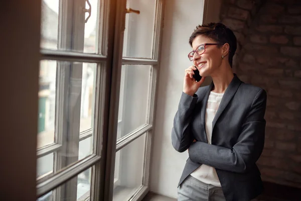 Retrato mujer de negocios confiada — Foto de Stock