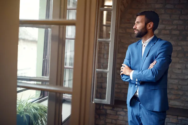 Hombre en traje de hombre de pie cerca de la ventana abierta — Foto de Stock