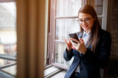 Kadın arayan arkadaşlar cep telefonu ile gülümseyen