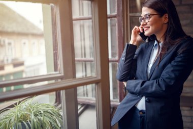 İş konuşma pencere tarafından cep telefonuyla