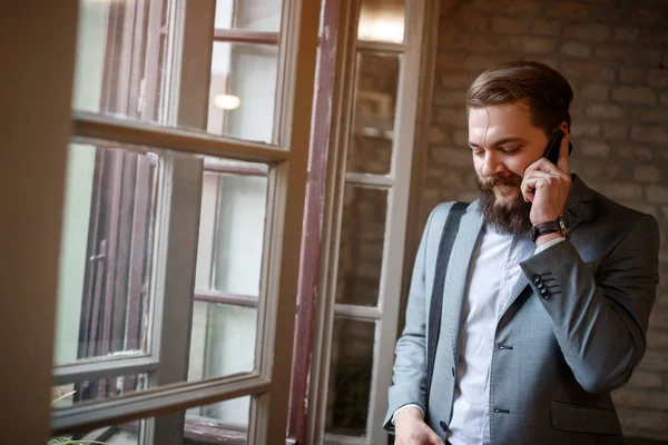 Επιχειρηματίας, μιλώντας στο κινητό τηλέφωνο στον εργασιακό χώρο — Φωτογραφία Αρχείου