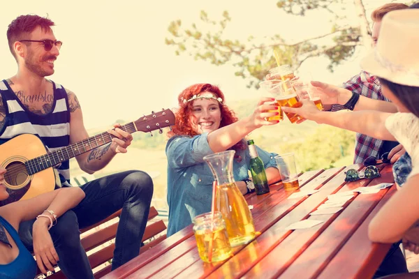 Roodharige vrouw toast met glas bier in de natuur — Stockfoto