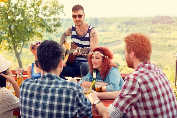 Grupo de jovens desfrutar ao ar livre com cerveja e guitarra — Fotografia de Stock
