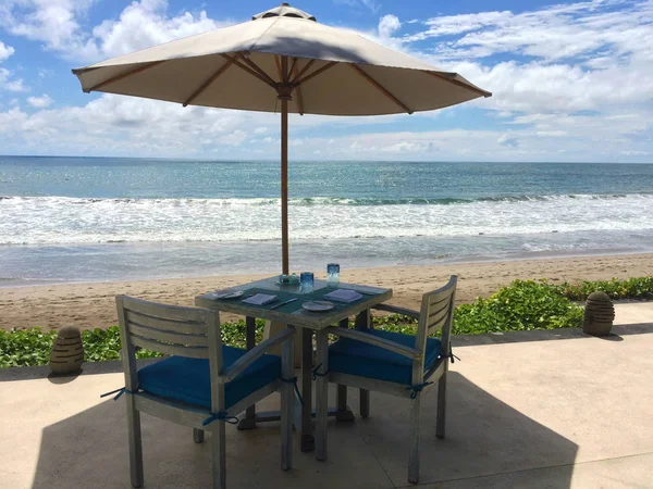 Mesa con dos sillas cerca del mar — Foto de Stock