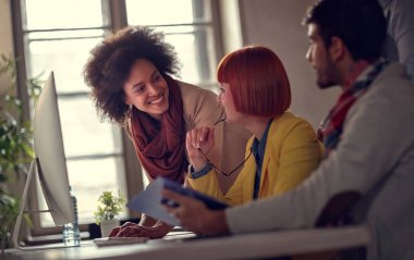 Ofiste çalışan iş kadınlar