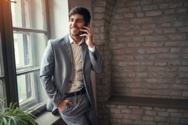 yakışıklı genç emin lider iş adamı