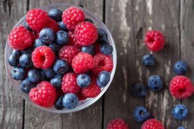 Kırmızı Ahududu, siyah üzümlü çilek