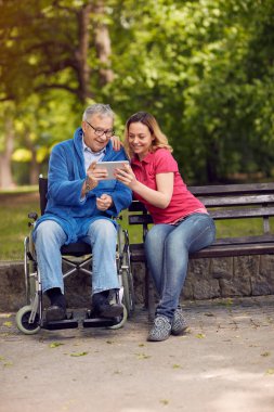 Engelli babası bir dijital kullanarak tekerlekli sandalye ve kızıyla 