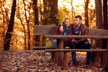 park-Romantik Çift bankta seviyorum