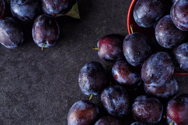 Koyu arkaplanda taze organik erikler