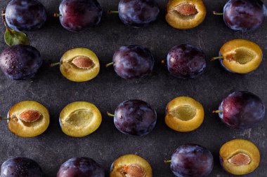 Sulu Erik, bütün ve koyu arka plan üzerine dilimler