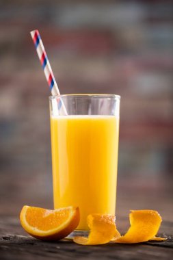 Yaz turuncu ahşap masaya kokteyl