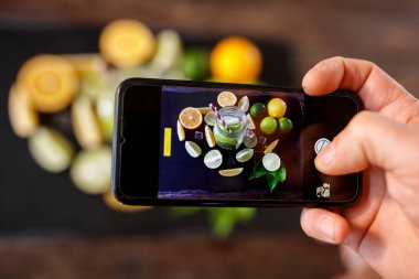 cep telefonu mojito içki fotoğraf çekme