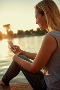 Kadın cep telefonu arıyorum dock cihazı üzerindeki