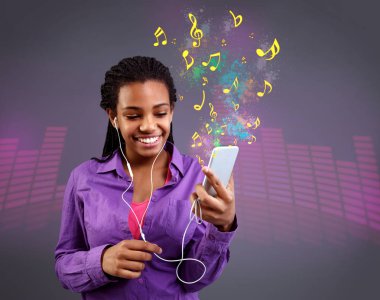 smartphone cep telefonu ile müzik dinlerken kulaklık ile kız