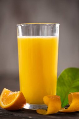 ahşap masa portakal dilimleri ile portakal suyu