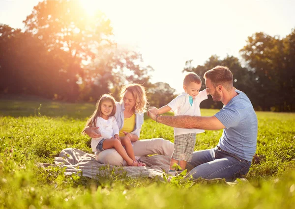 Famille sur pique-nique dans le parc — Photo