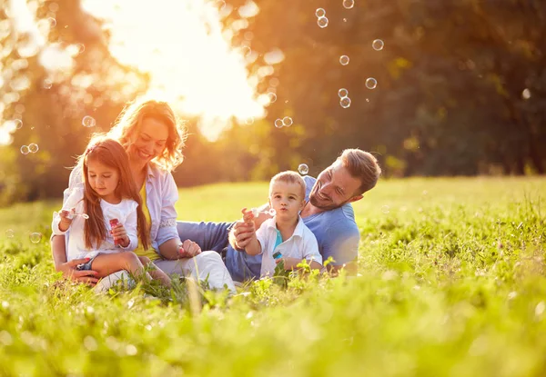 Doğa çocuklarda sabun köpüğü yapmak