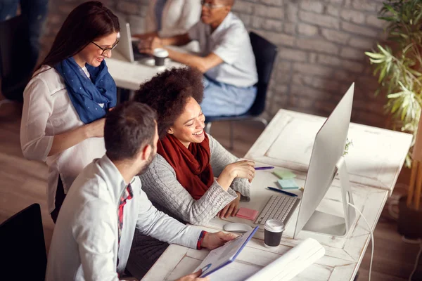 Trabajo en equipo-colegas de negocios trabajando — Foto de Stock