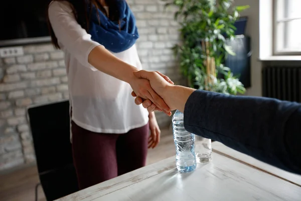 Würmlicher Händedruck als Gratulation — Stockfoto